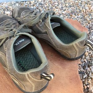 Women’s Earth shoes. Size 8 1/2.